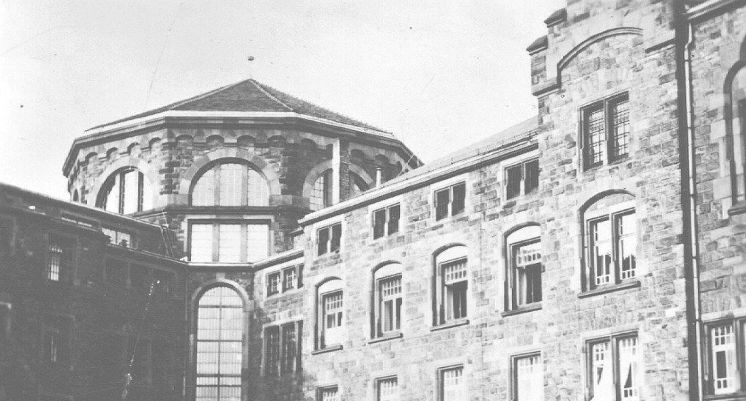 Treppenhaus innerhalb einer Justizvollzugsanstalt 